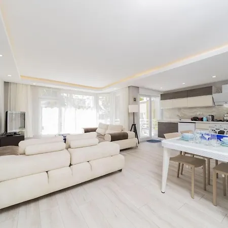 Apartment Central And Spacious Flat Near Sea In Muratpasa