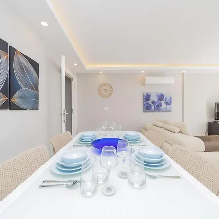 Apartment Central And Spacious Flat Near Sea In Muratpasa *