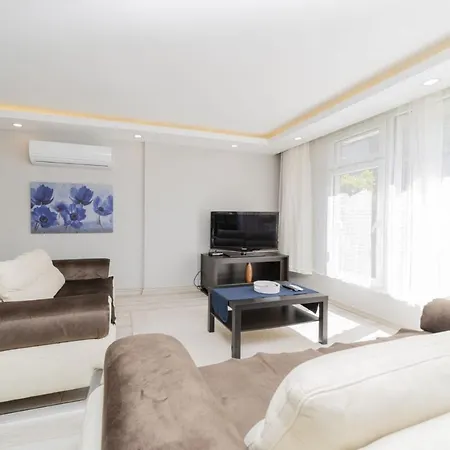 Apartment Central And Spacious Flat Near Sea In Muratpasa
