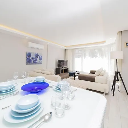 Central And Spacious Flat Near Sea In Muratpasa *