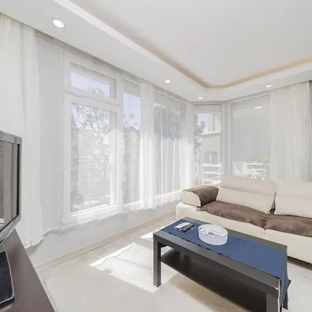 Central And Spacious Flat Near Sea In Muratpasa Apartment