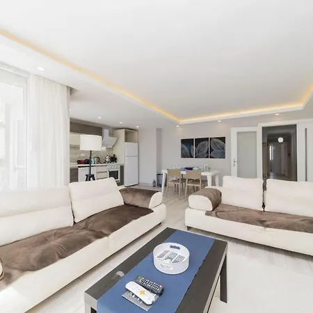 Apartment Central And Spacious Flat Near Sea In Muratpasa *