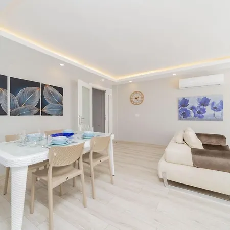 Central And Spacious Flat Near Sea In Muratpasa Antalya