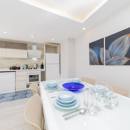 Central And Spacious Flat Near Sea In Muratpasa *