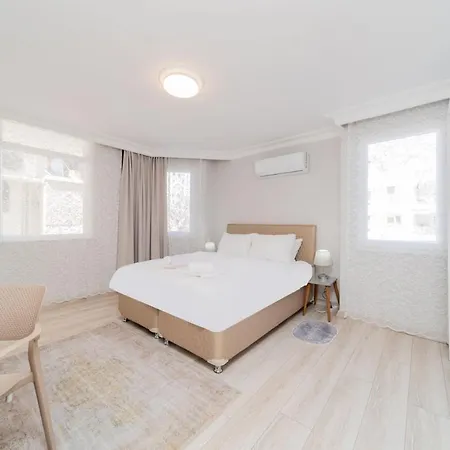Central And Spacious Flat Near Sea In Muratpasa