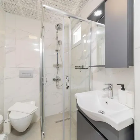 Apartment Central And Spacious Flat Near Sea In Muratpasa *