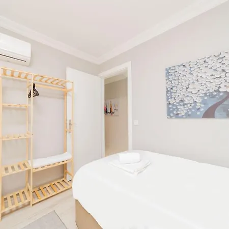 Central And Spacious Flat Near Sea In Muratpasa *