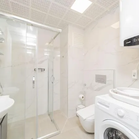 Central And Spacious Flat Near Sea In Muratpasa