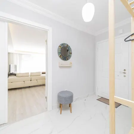 Central And Spacious Flat Near Sea In Muratpasa Apartment