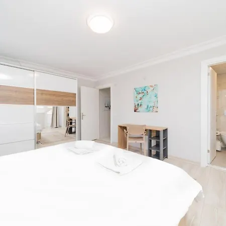 Central And Spacious Flat Near Sea In Muratpasa Apartment *