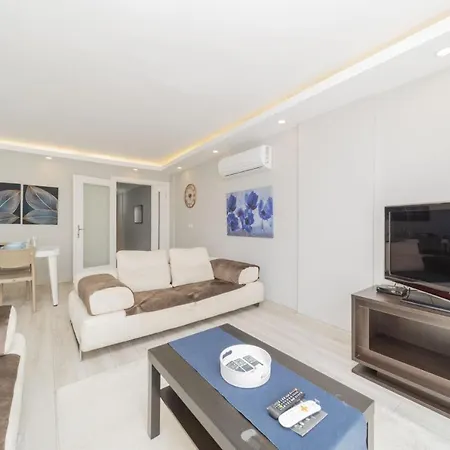 Central And Spacious Flat Near Sea In Muratpasa Lägenhet *